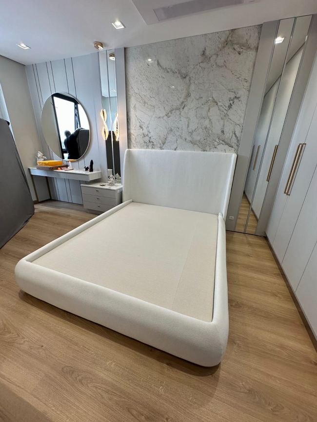cabeceira e cama, modelo orgânica sob medida em tecido bouclé