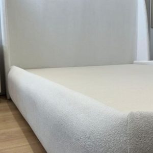 Cabeceira e cama orgânica sob medida em tecido bouclé