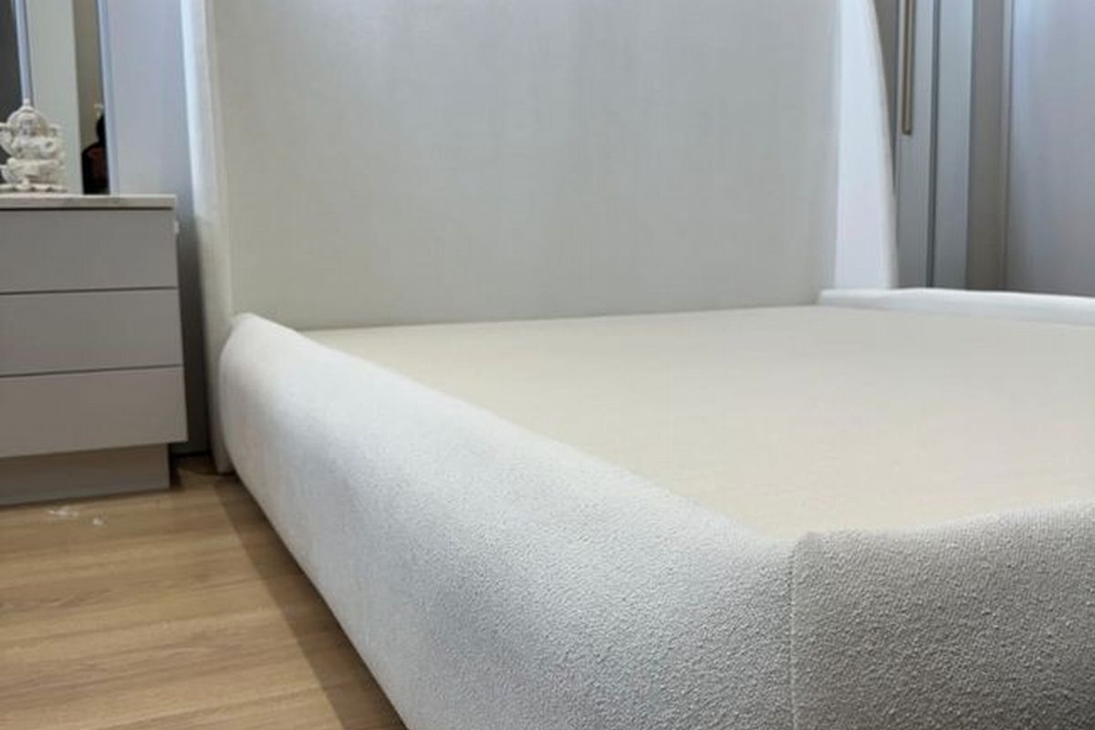 Cabeceira e cama orgânica sob medida em tecido bouclé