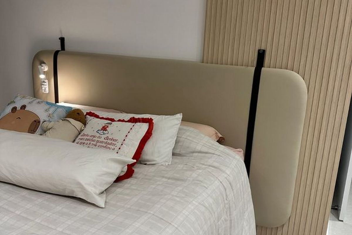 Cabeceira painel sintético bege com laterais arredondadas e cintas decorativas marrom